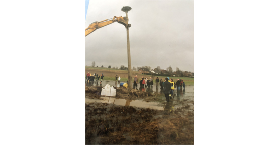 Installation du pilier à cigognes en 2003