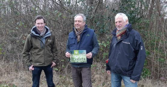 Baudouin et 2 personnes de chez Ecoflora avec un grand chèque en papier